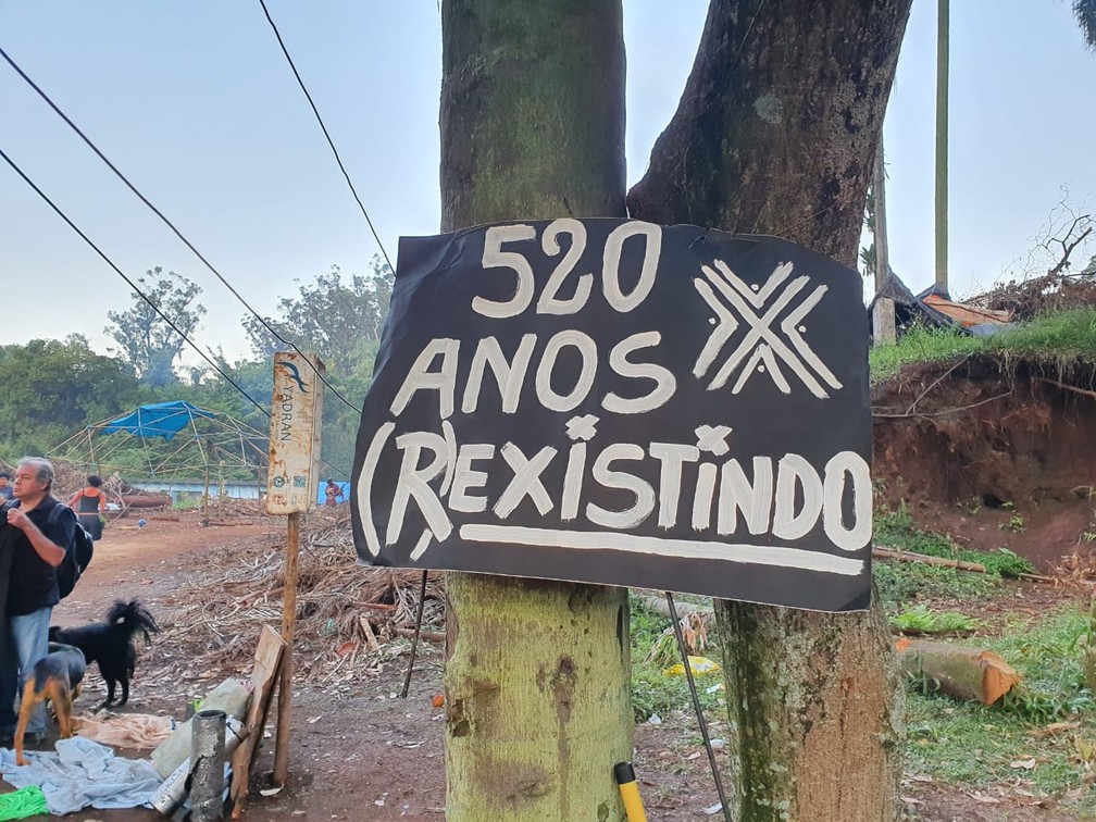 Placa em terreno onde será cumprida reintegração de posse de terreno ocupado por indígenas no Jaraguá mostra resistência — Foto: Bárbara Muniz Vieira/G1