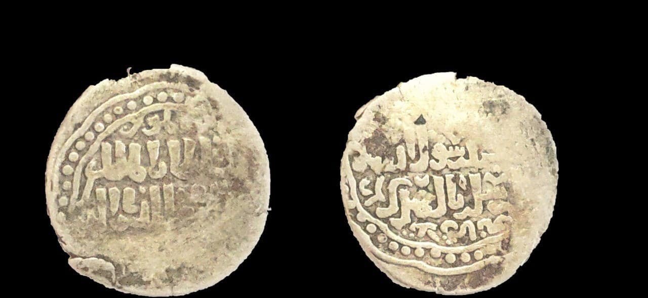 Algumas das moedas da era islâmica datam cerca de mil anos atrás  (Foto: Ministry of Tourism and Antiquities/Reprodução/Facebook)