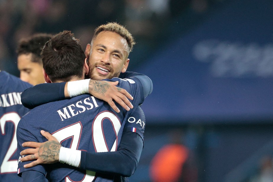 Neymar e Messi comemoram juntos um dos gols do PSG.