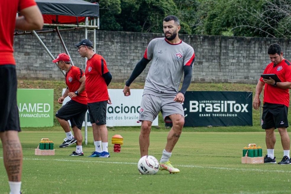 João Lucas em ação durante treino do Vitória — Foto: Victor Ferreira/ EC Vitória