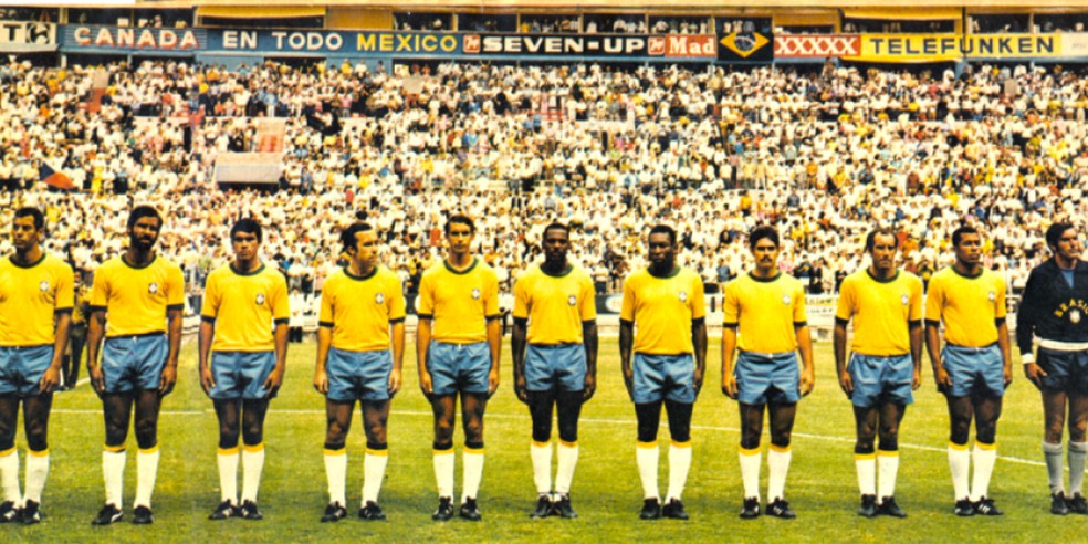 Jogadores perfilados para um dos jogos do Brasil no Mundial do México. — Foto: Gerência de memória/CBF
