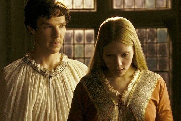 Benedict Cumberbatch e Scarlett Johansson em cena de A Outra (2008) (Foto: Reprodução)