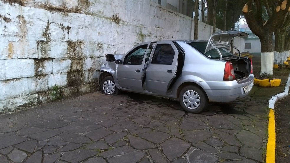 Carro colidiu contra o muro do Cemitério Público Municipal de Caxias do Sul (Foto: Maicon Rech/Grupo RSCOM)