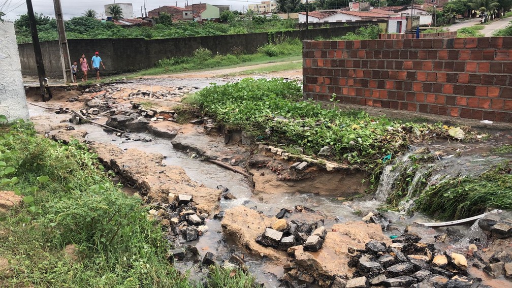 Cratera abriu no meio da rua em Parnamirim, RN — Foto: Vinícius Marinho/Inter TV Cabugi