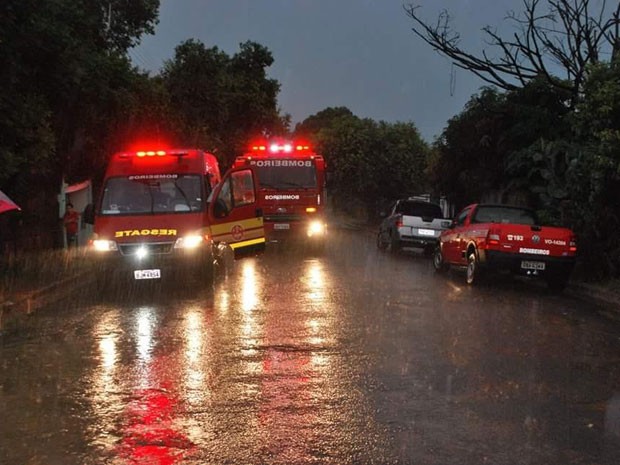Bombeiros atuaram no atendimento às famílias afetadas pela chuva forte (Foto: Cristiano Nascimento/Cedida)