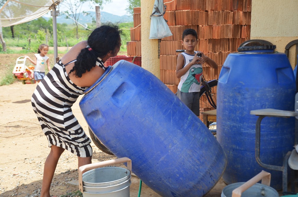 Famílias que não possuem cisterna reservam a água em baldes após abastecimento dos carros-pipas — Foto: Érica Ribeiro/G1