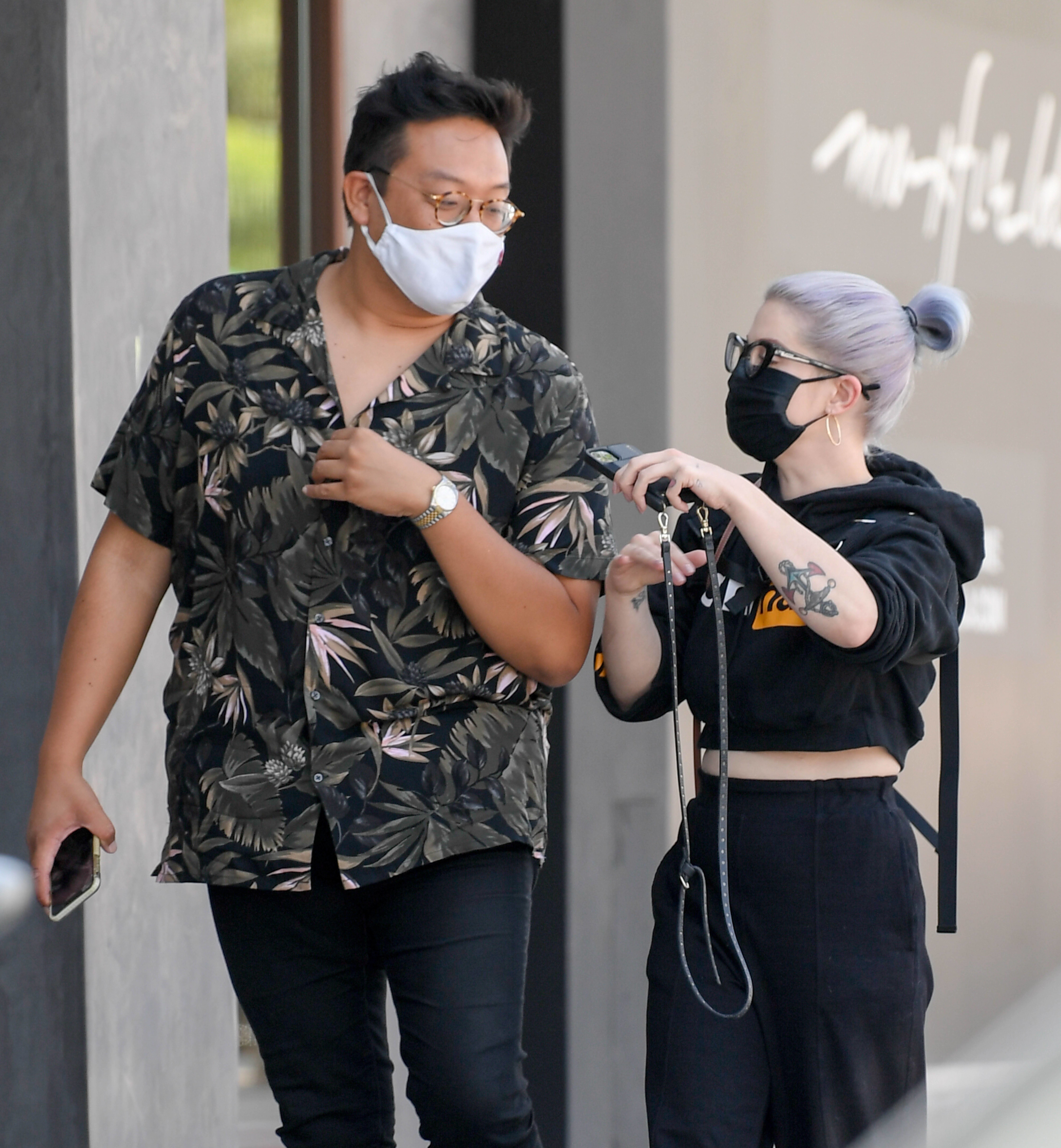 Kelly Osbourne caminha com amigo por Los Angeles e debuta barriga de fora após perder 38 quilos (Foto: Getty Images)
