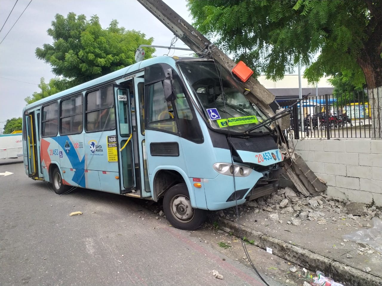 Micro-ônibus bate em poste, atinge muro de supermercado e provoca falta de energia, em Fortaleza