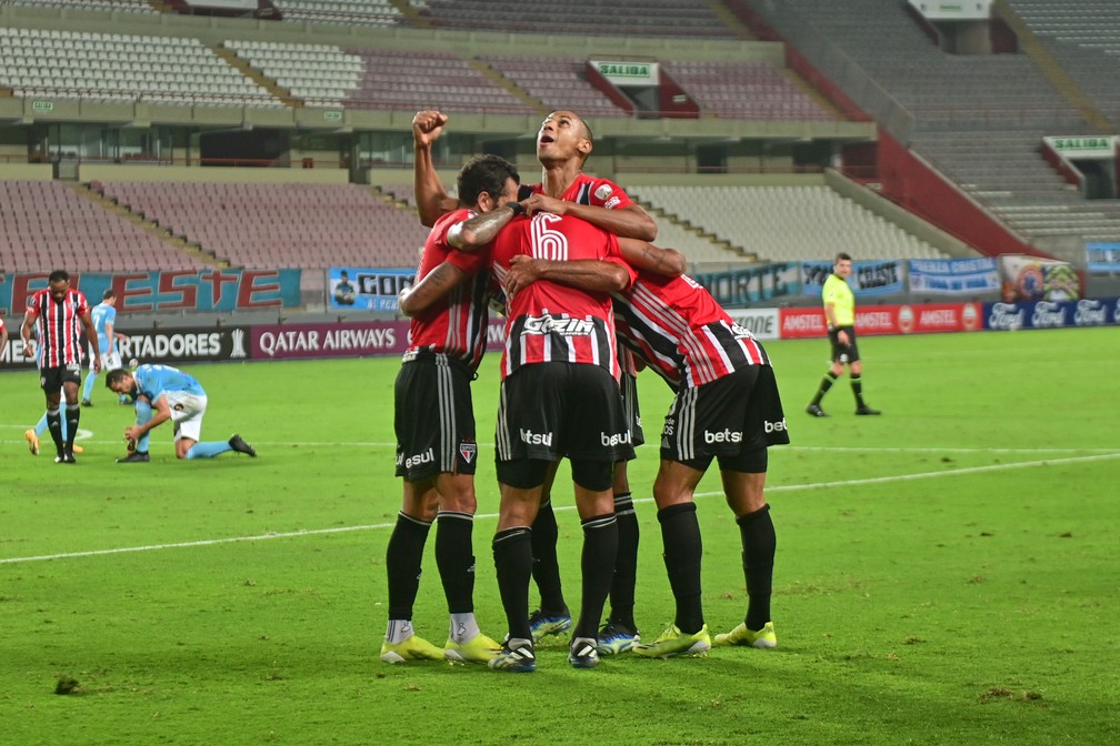 Jogadores do São Paulo comemora vitória sobre o Sporting Cristal — Foto: Staff Images / CONMEBOL