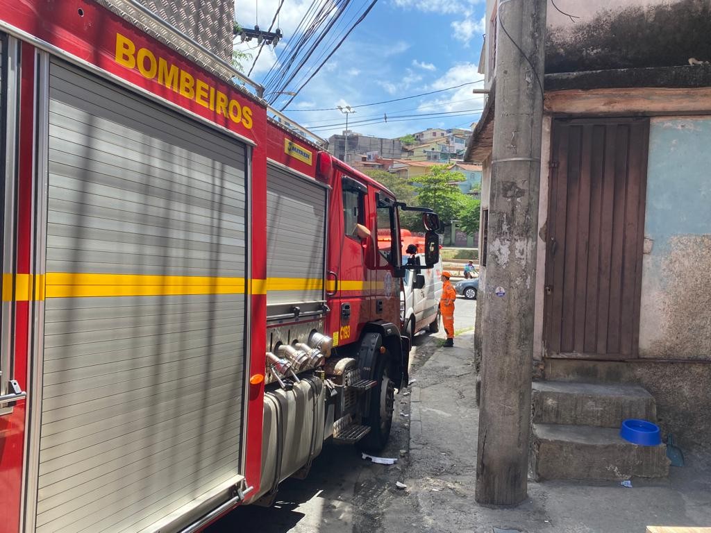 Bombeiros encontram corpo sob escombros na Região Metropolitana de BH após chuva intensa 