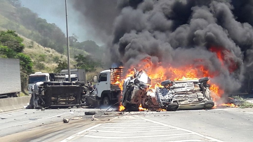 Acidente interdita a BR-101 em Viana  (Foto: Leitor de A Gazeta)