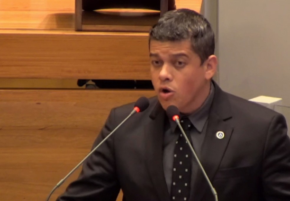 Daniel Donizet em discurso na Câmara Legislativa do DF em imagem de arquivo — Foto: TV CLDF/Reprodução