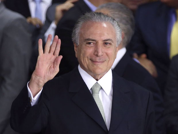 O presidente interino Michel Temer acena durante a cerimônia de posse dos ministros de seu governo (Foto: Valter Campanato/Agência Brasil)