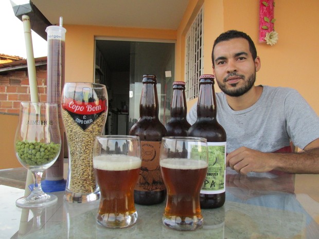 Pedro Herique faz cervejas caseiras como hobby e quer transformá-lo em negócio (Foto: Fernando Brito/G1)