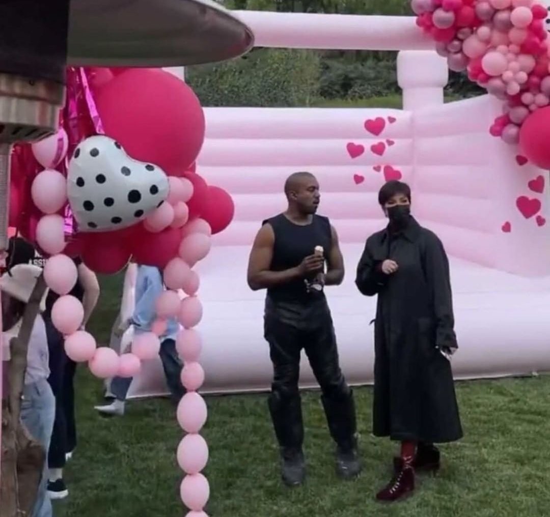 Kanye West aparece na festa de aniversário de Chicago após reclamar sobre não receber o endereço (Foto: Reprodução/Instagram)
