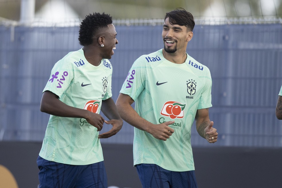 Vini Júnior e Paquetá, sorridentes, em treino da Seleção — Foto: Lucas Figueiredo / CBF