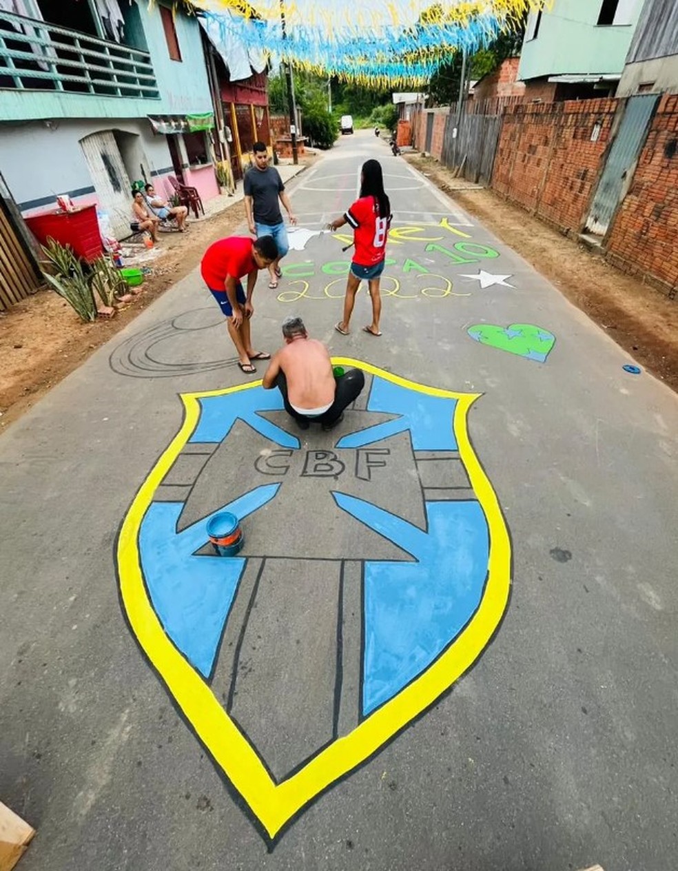 Moradores desenham e pintam escudo da CBF na rua Alércio Dias, em Rio Branco  — Foto: Arquivo pessoal/Vinicius Freitas
