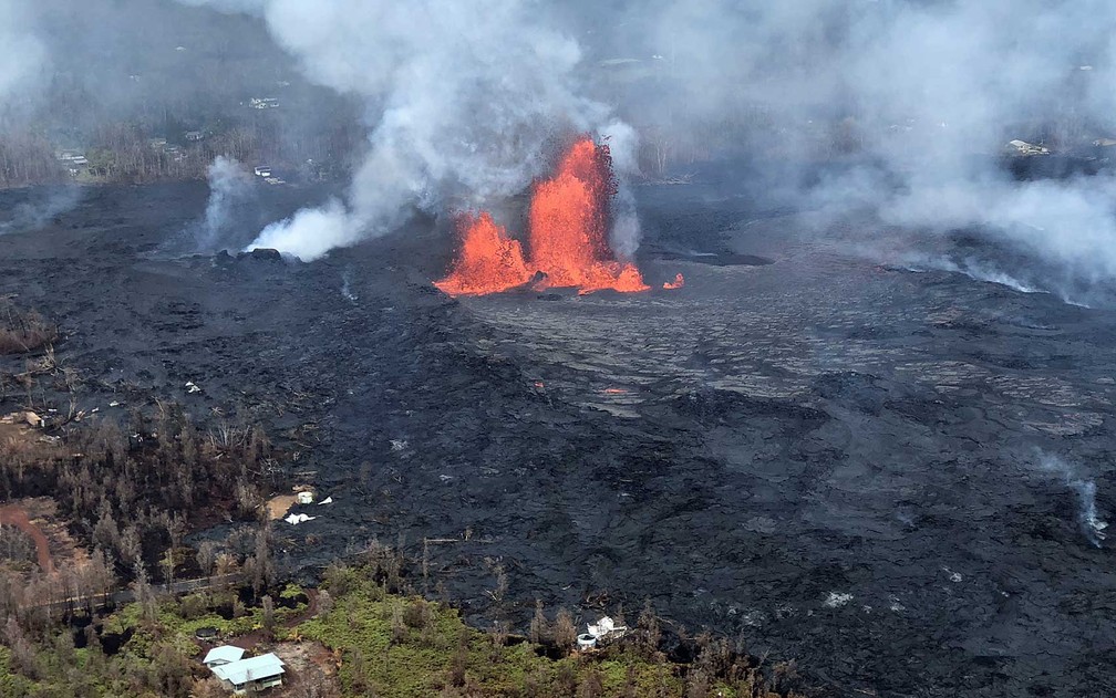 Foto de arquivo mostra lava do Kilauea, no Havaí, lançada através de uma fissura no solo (Foto: US Geological Survey / via AFP Photo)
