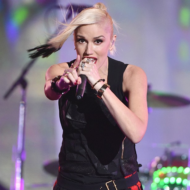 Alguém acredita que Gwen Stefani acaba de completar 45 anos de idade? A vocalista do No Doubt faz pelo menos 200 abdominais por dia, além de aeróbica, levantamento de peso e boxe. E de, claro, sacudir muito no palco. (Foto: Getty Images)
