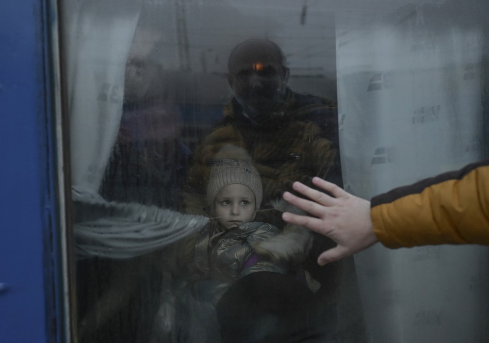 7 de maro - Pai coloca a mo na janela de vago de trem enquanto se despede de sua filha na estao ferroviria central de Odessa, durante a guerra entre Rssia e Ucrnia — Foto: Bulent Kilic/AFP