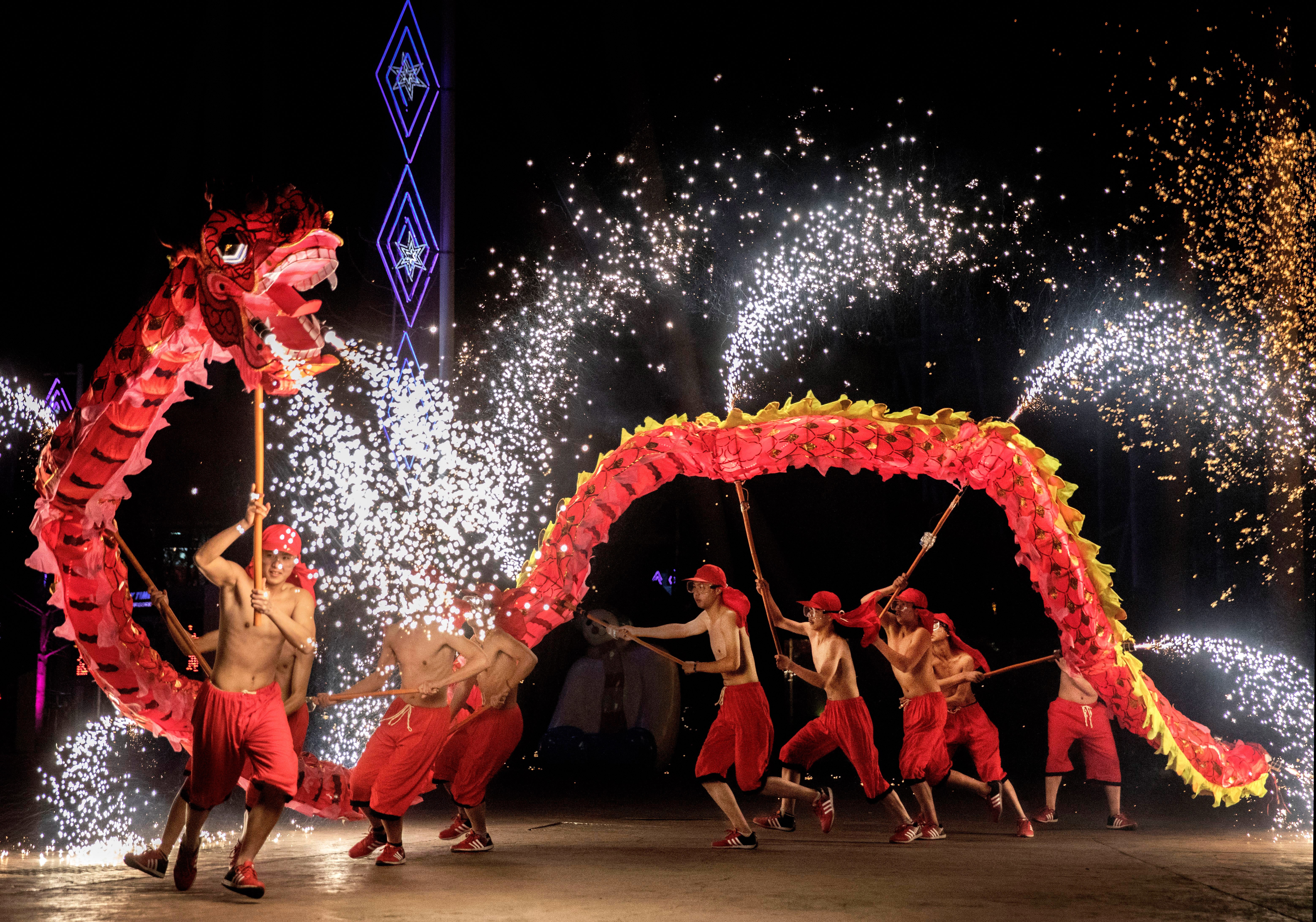 BEIJING, CHINA - FEBRUARY 1: Sparks fly as Chinese dragon dancers perform at a fair at a local park on the fifth day of the Chinese Lunar New Year on February 1, 2017 in Beijing, China. China is marking the year of the Fire Rooster. (Photo by Kevin Frayer (Foto: Getty Images)