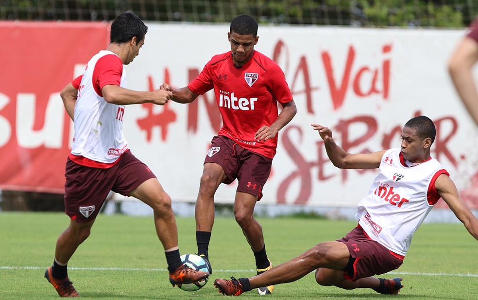 Brenner (no centro) pode ser titular do São Paulo no próximo domingo (Foto: Rubens Chiri / site oficial do SPFC)