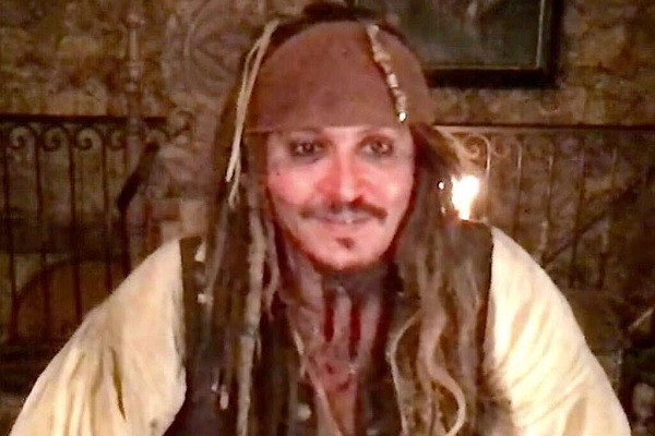 Johnny Depp fantasiado de Jack Sparrow em conversa por vídeo com pacientes de hospital infantil (Foto: Reprodução)