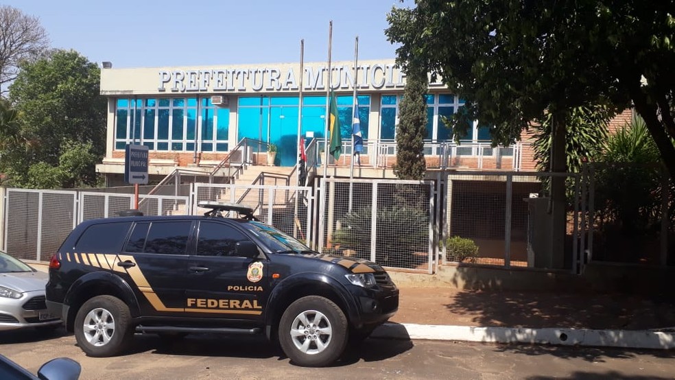 Viatura da Polícia Federal estacionada na frente da Prefeitura de Nova Granada — Foto: Divulgação/PF de Rio Preto 