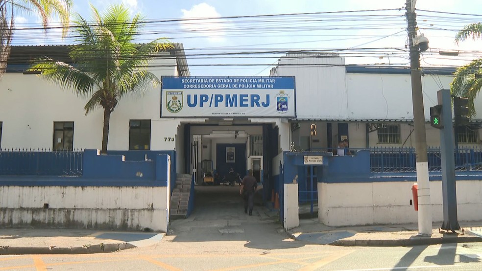 Policiais presos por suspeita de estupro passaram a noite no Batalhão Prisional da Polícia Militar — Foto: Reprodução/TV Globo 