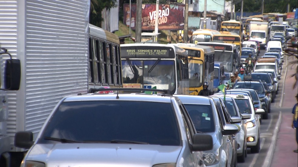 Deslizamento causou engarrafamento na Suburbana. (Foto: TV Bahia)