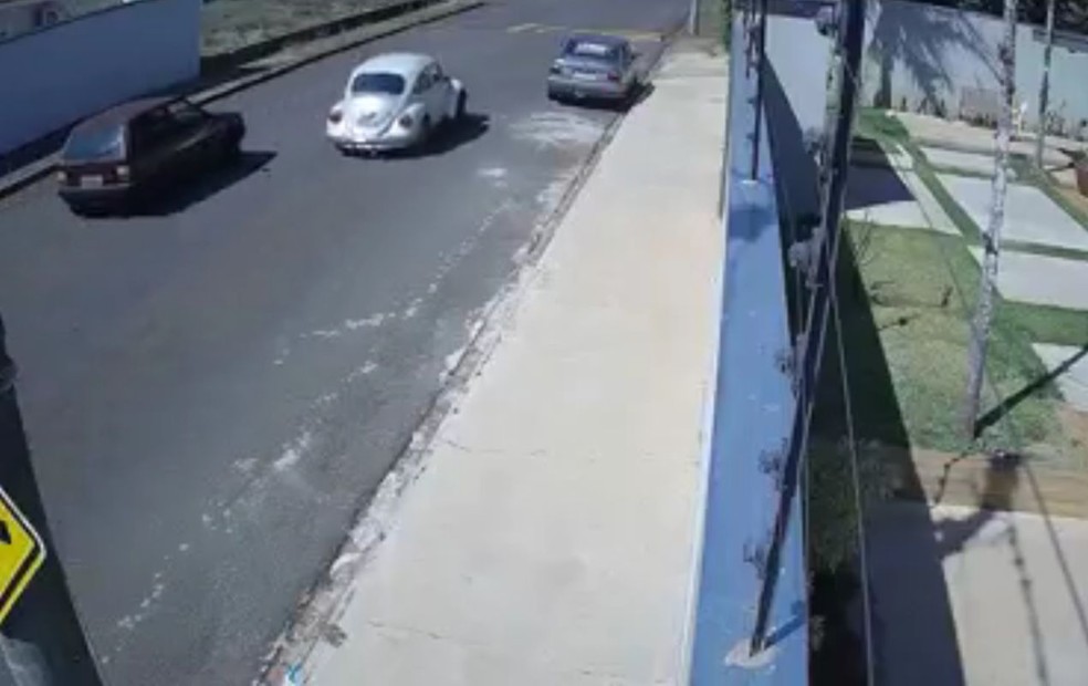 Criança fica ferida ao sofrer acidente de trânsito causado por desentendimento entre pais em Lençóis Paulista — Foto: Reprodução/Câmera de segurança