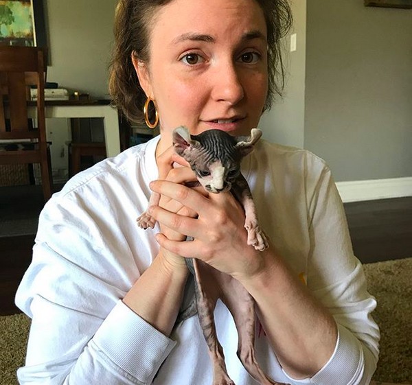 A atriz Lena Dunham com um gatinho (Foto: Instagram)