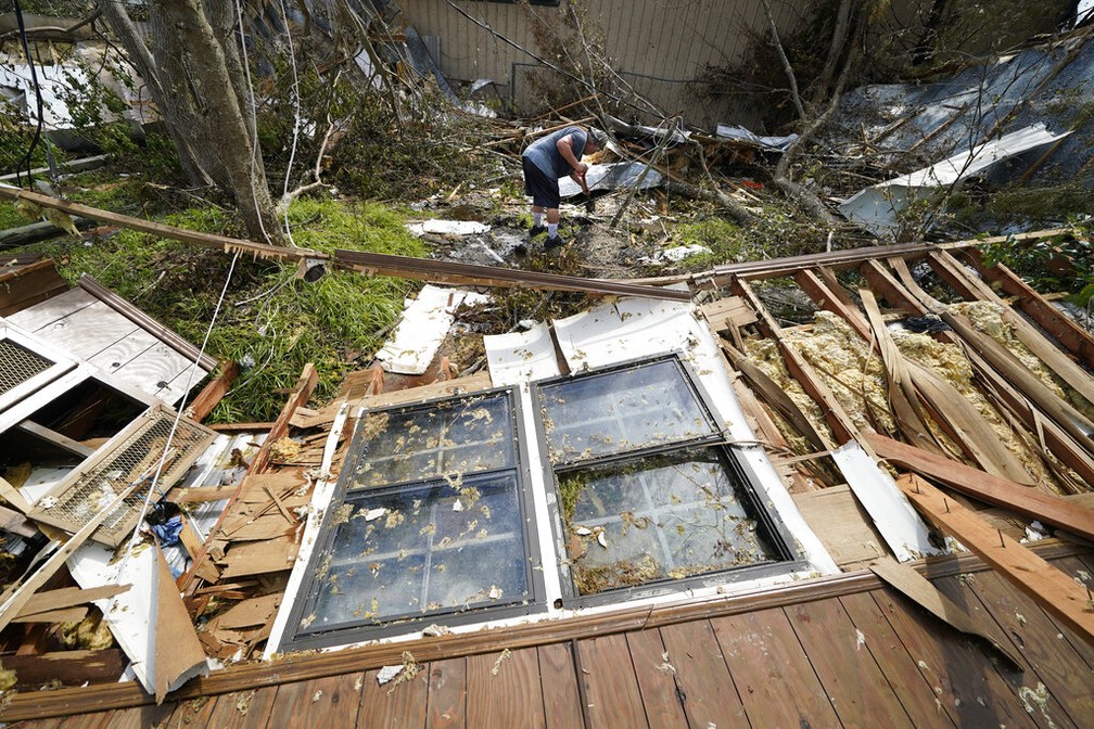Bradley Beard vê destroços da casa neste sábado (29), destruída após passagem do furacão Laura em Louisiana — Foto: Gerald Herbert/AP Photo