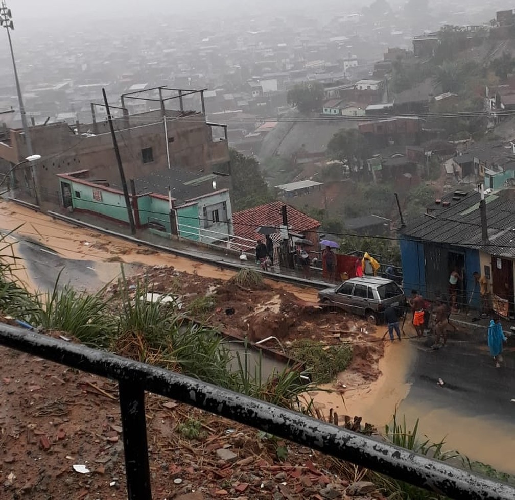 Desmoronamento de terra na Ladeira do Cacau, em Salvador — Foto: Rogério Silva/Arquivo pessoal