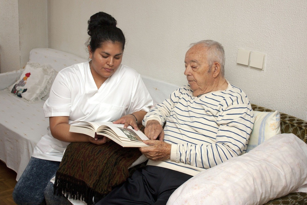 Atendimento deve englobar pacientes com demência e seus cuidadores 