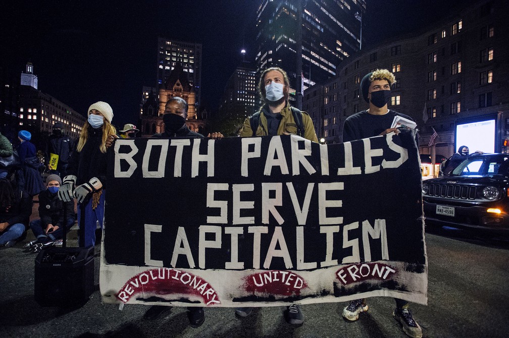 Pessoas se reúnem na Copley Square clamando por um novo partido político e sistema, não satisfeitas com nenhum dos candidatos políticos, em Boston, Massachusetts, nesta quarta-feira (4) — Foto: Joseph Prezioso/AFP