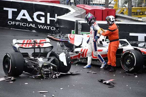 Mick Schumacher deixa o carro após o acidente — Foto: Reuters