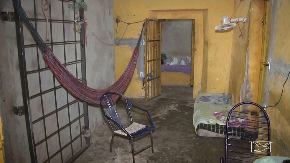 Presos foram transferidos da delegacia de Alto Parnaíba por conta das péssimas condições de trabalho. (Foto: Reprodução/TV Mirante)