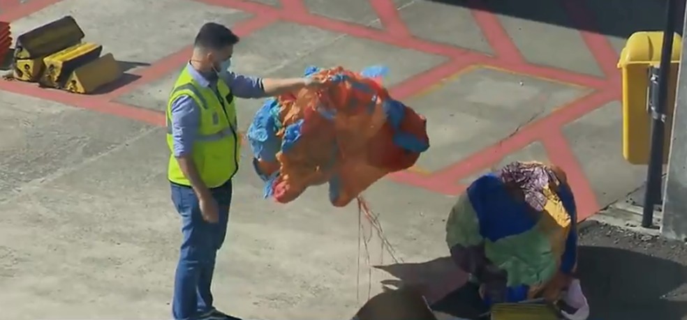 Há um mês, um balão caiu a pouco mais de 100 metros de uma cabeceira de pista no Aeroporto Internacional Afonso Pena — Foto: Reprodução/RPC