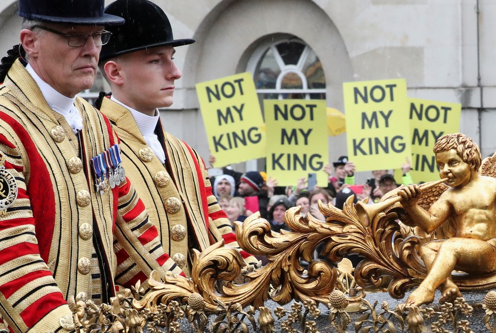 Cortejo passa por manifestantes contrários à monarquia após a coroação do rei Charles III em Londres, no Reino Unido — Foto: REUTERS/Violeta Santos Moura/Pool