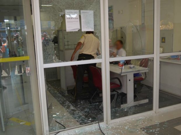 Assaltantes quebram vidros de agência bancária, rouba clientes e banco.  (Foto: Jackson Cristiano/Ubaitaba Urgente)