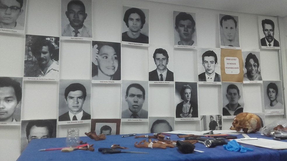 Fotos de desaparecidos políticos estão no Centro de Antropologia e Arqueologia Forense (CAAF), da Unifesp, onde ossadas foram limpas e amostras foram selecionadas (Foto: Paula Paiva Paulo/G1)