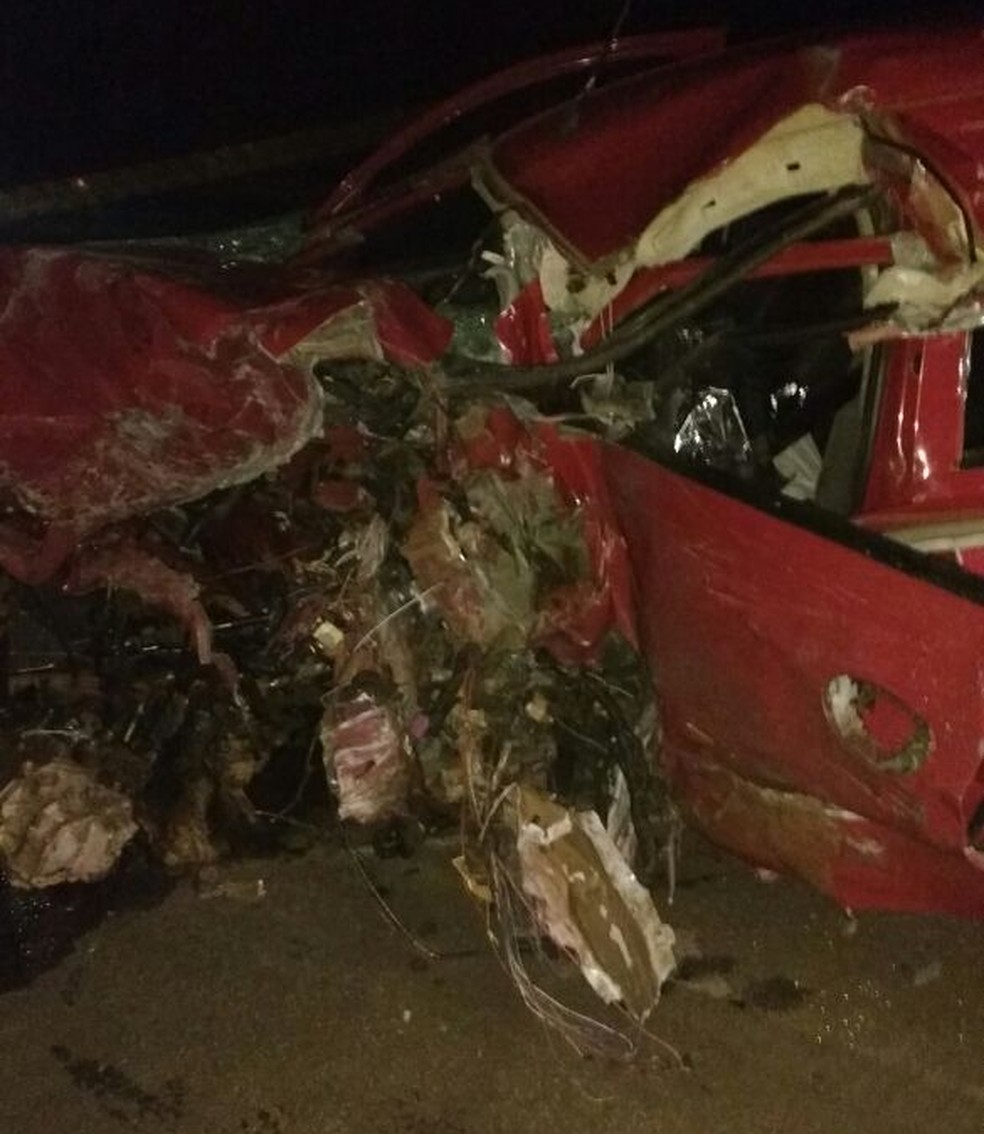Carros ficaram destruídos após a colisão em Itápolis  (Foto: Corpo de Bombeiros / Divulgação )