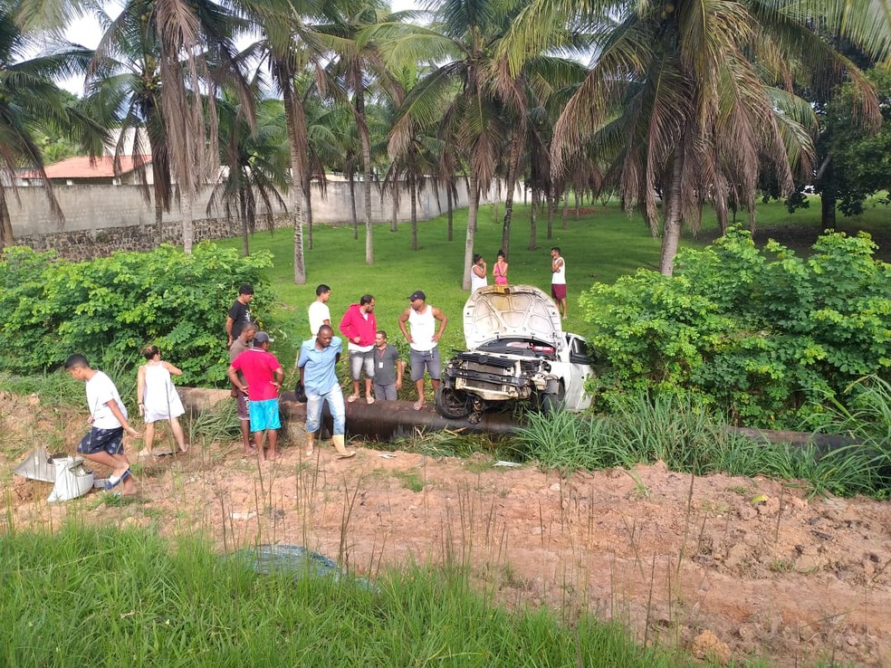 Acidente aconteceu na manhÃ£ deste sÃ¡bado (7), na BA-531, em CamaÃ§ari â€” Foto: PolÃ­cia RodoviÃ¡ria Estadual