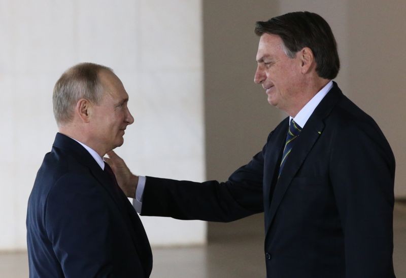 Embora Putin e Bolsonaro exibam ao mundo uma admiração mútua e afinidade nos modos de governar, há também grandes diferenças em suas jogadas no tabuleiro internacional (Foto: Getty Images via BBC News)
