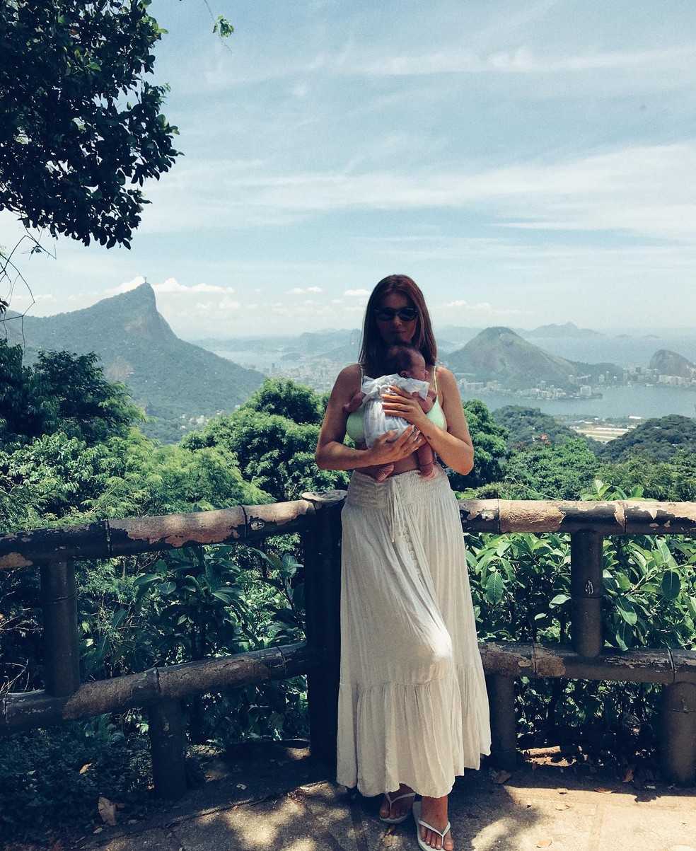Cintia Dicker e Aurora &mdash; Foto: Reprodu&ccedil;&atilde;o / Instagram