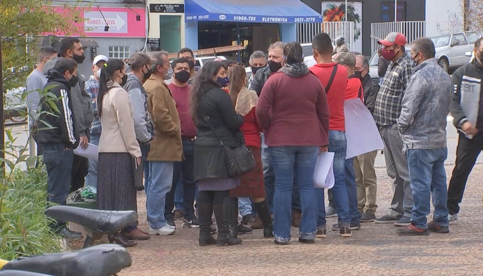 Vendedores protestaram em frente à prefeitura de Itapeva — Foto: TV TEM/Reprodução