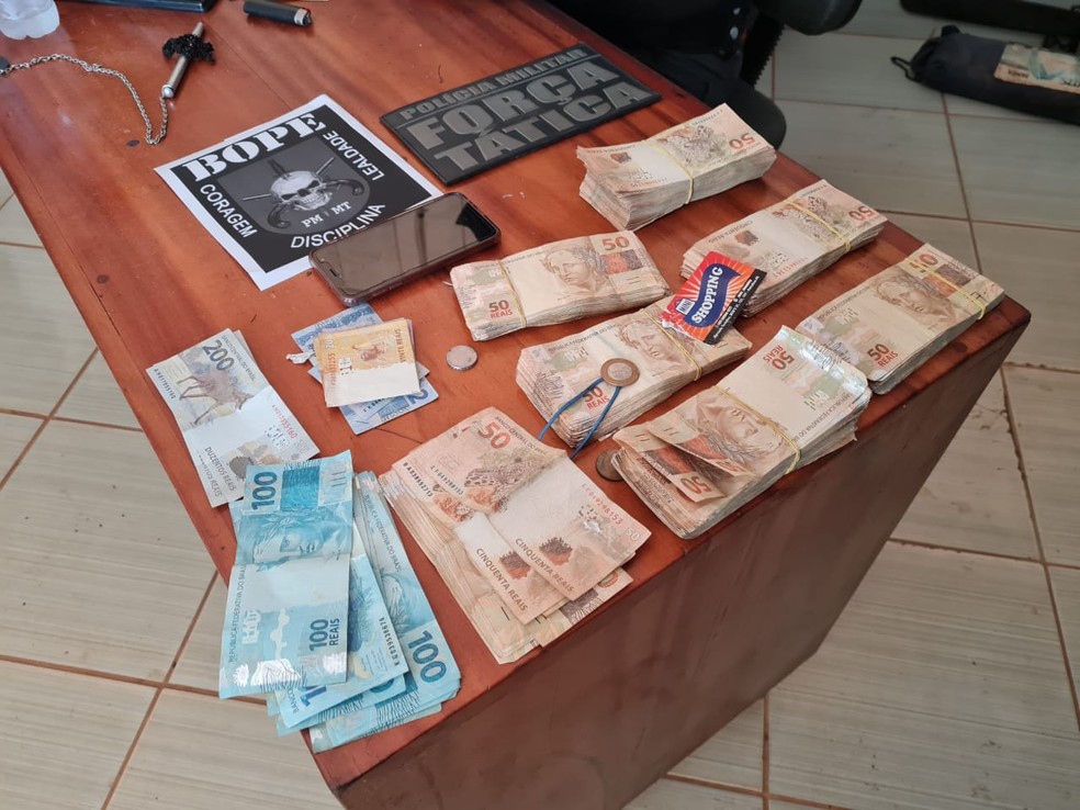 Dinheiro foi recuperado com assaltantes mortos — Foto: Divulgação