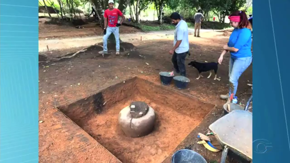 Urna funerÃ¡ria foi encontrada na Serra da Barriga, em UniÃ£o dos Palmares. (Foto: ReproduÃ§Ã£o / TV Gazeta)