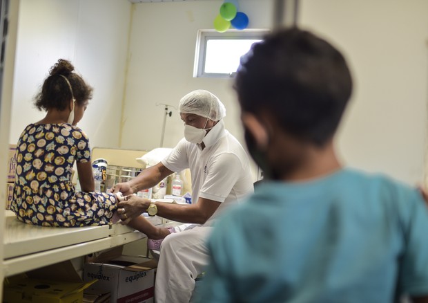 ILHA DE MARAJO, BRAZIL - JULY 30: Alex Glailson, a nurse technician, attends a patient on board the UBSF hospital boat amidst the coronavirus pandemic on July 30, 2020 in Ilha de Marajo, Brazil. The UBSF (Basic Fluvial Health Unit) hospital boat offers he (Foto: Getty Images)